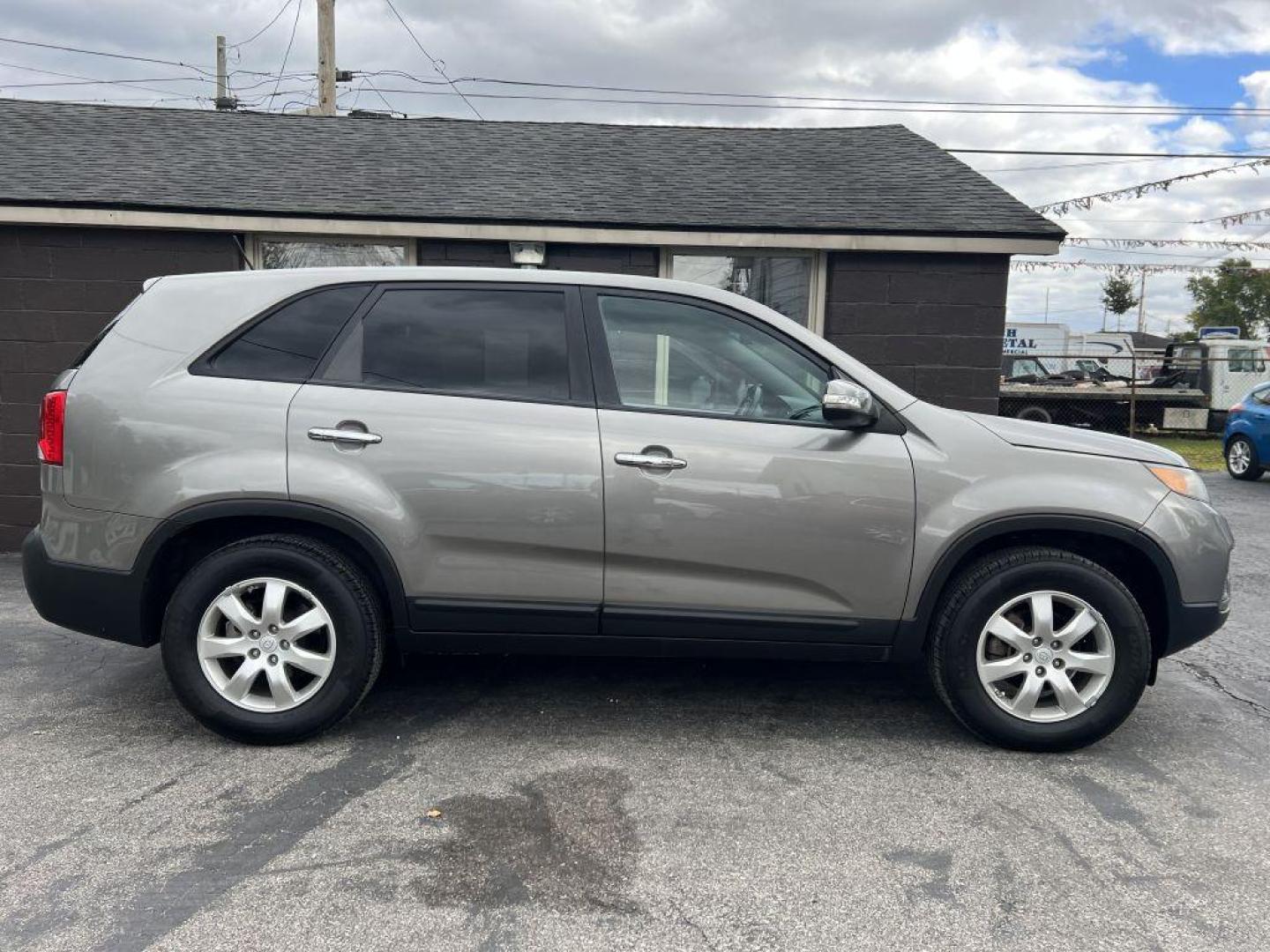 2012 GRAY KIA SORENTO BASE (5XYKT3A16CG) with an 2.4L engine, Automatic transmission, located at 1056 E Riverside Dr, Evansville, IN, 47714, (812) 423-7026, 37.953491, -87.546654 - Photo#0