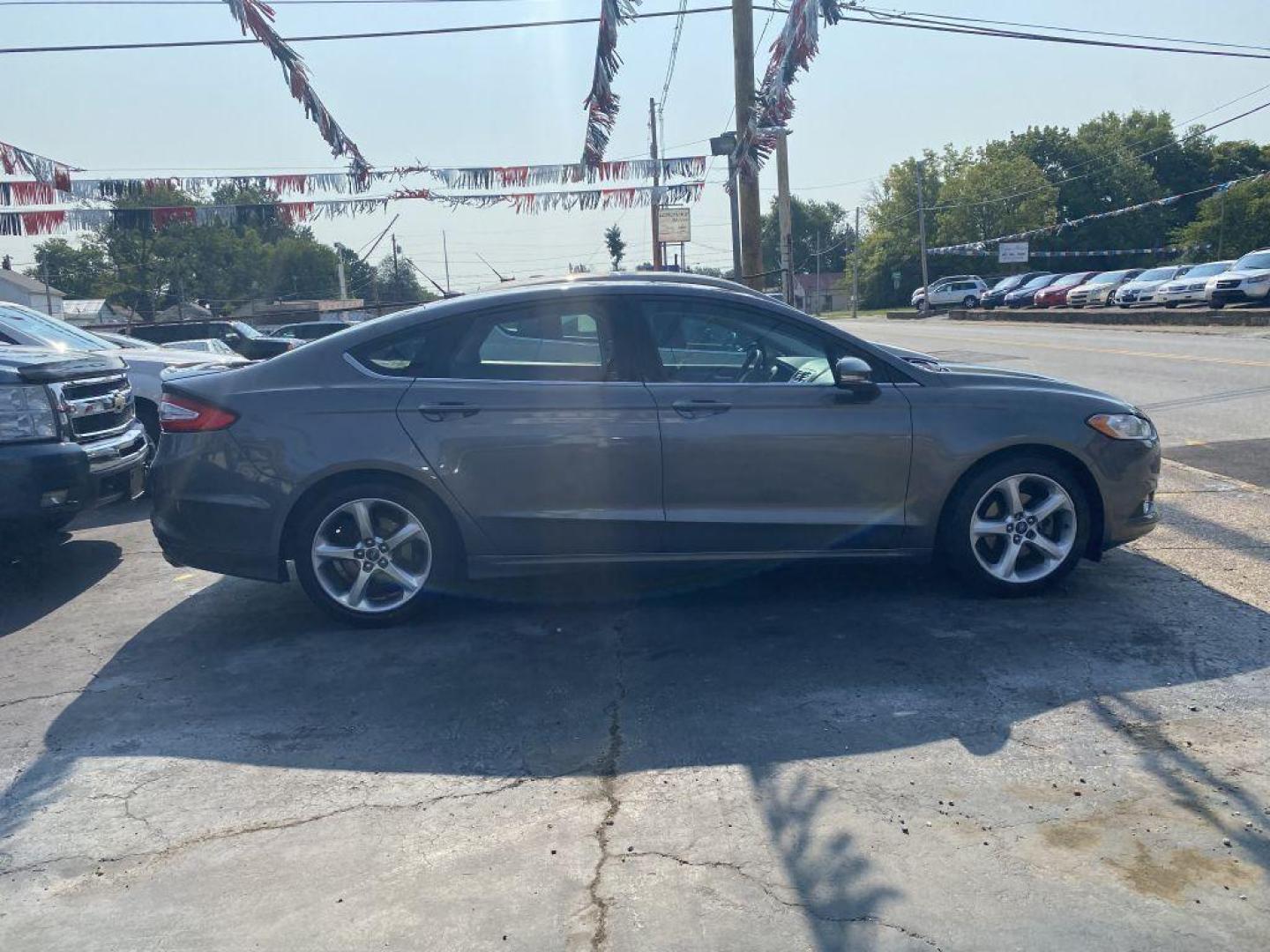 2014 GRAY FORD FUSION SE (1FA6P0H74E5) with an 2.5L engine, Automatic transmission, located at 1056 E Riverside Dr, Evansville, IN, 47714, (812) 423-7026, 37.953491, -87.546654 - Photo#0