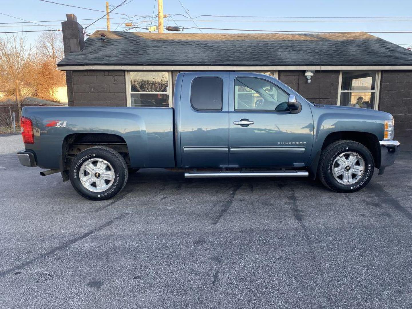 2013 BLUE CHEVROLET SILVERADO 1500 LT (1GCRKSE76DZ) with an 5.3L engine, Automatic transmission, located at 1056 E Riverside Dr, Evansville, IN, 47714, (812) 423-7026, 37.953491, -87.546654 - Photo#0