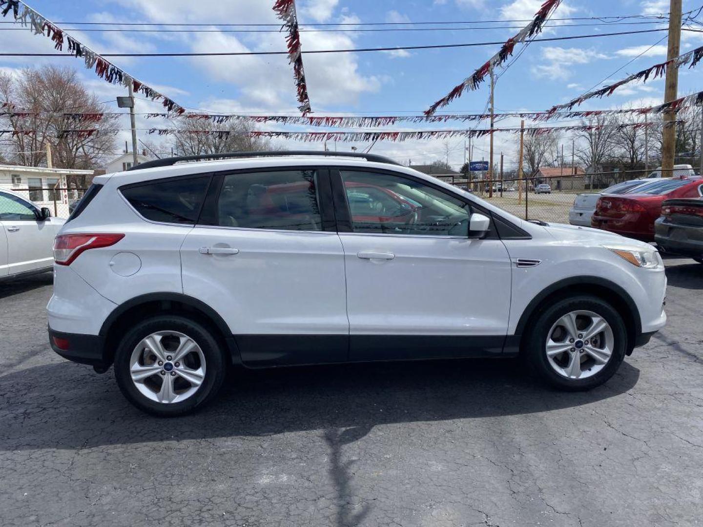 2014 WHITE FORD ESCAPE SE (1FMCU9G94EU) with an 2.0L engine, Automatic transmission, located at 1056 E Riverside Dr, Evansville, IN, 47714, (812) 423-7026, 37.953491, -87.546654 - Photo#0