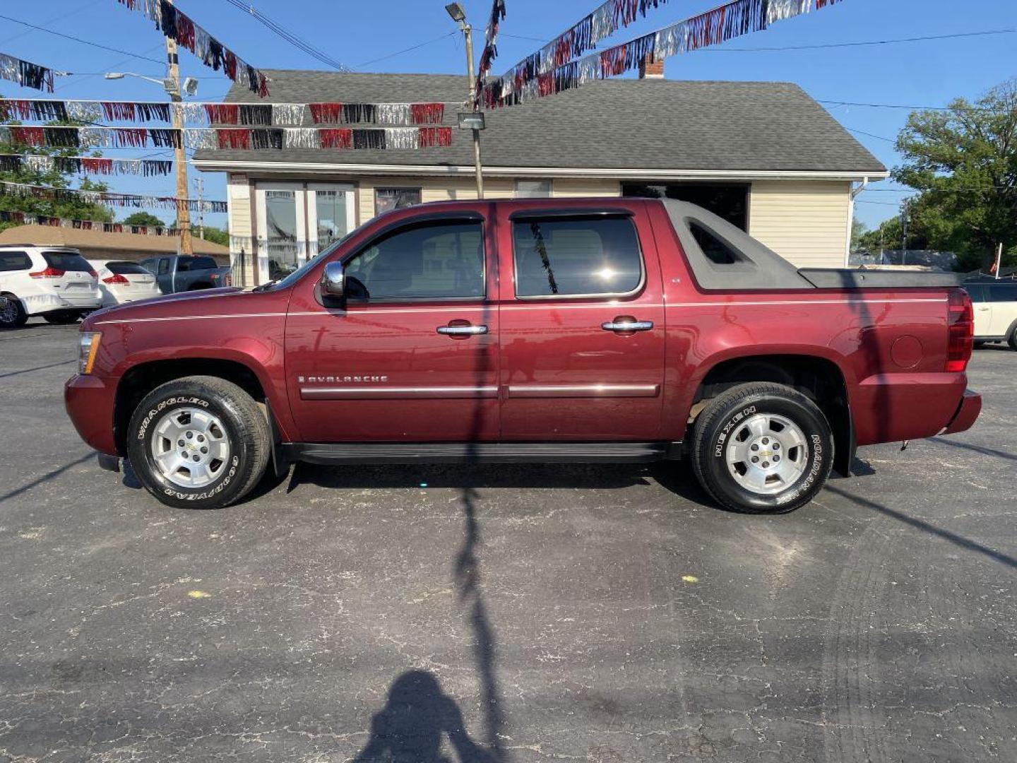 2008 MAROON CHEVROLET AVALANCHE 1500 (3GNFK12378G) with an 5.3L engine, Automatic transmission, located at 1056 E Riverside Dr, Evansville, IN, 47714, (812) 423-7026, 37.953491, -87.546654 - Photo#0