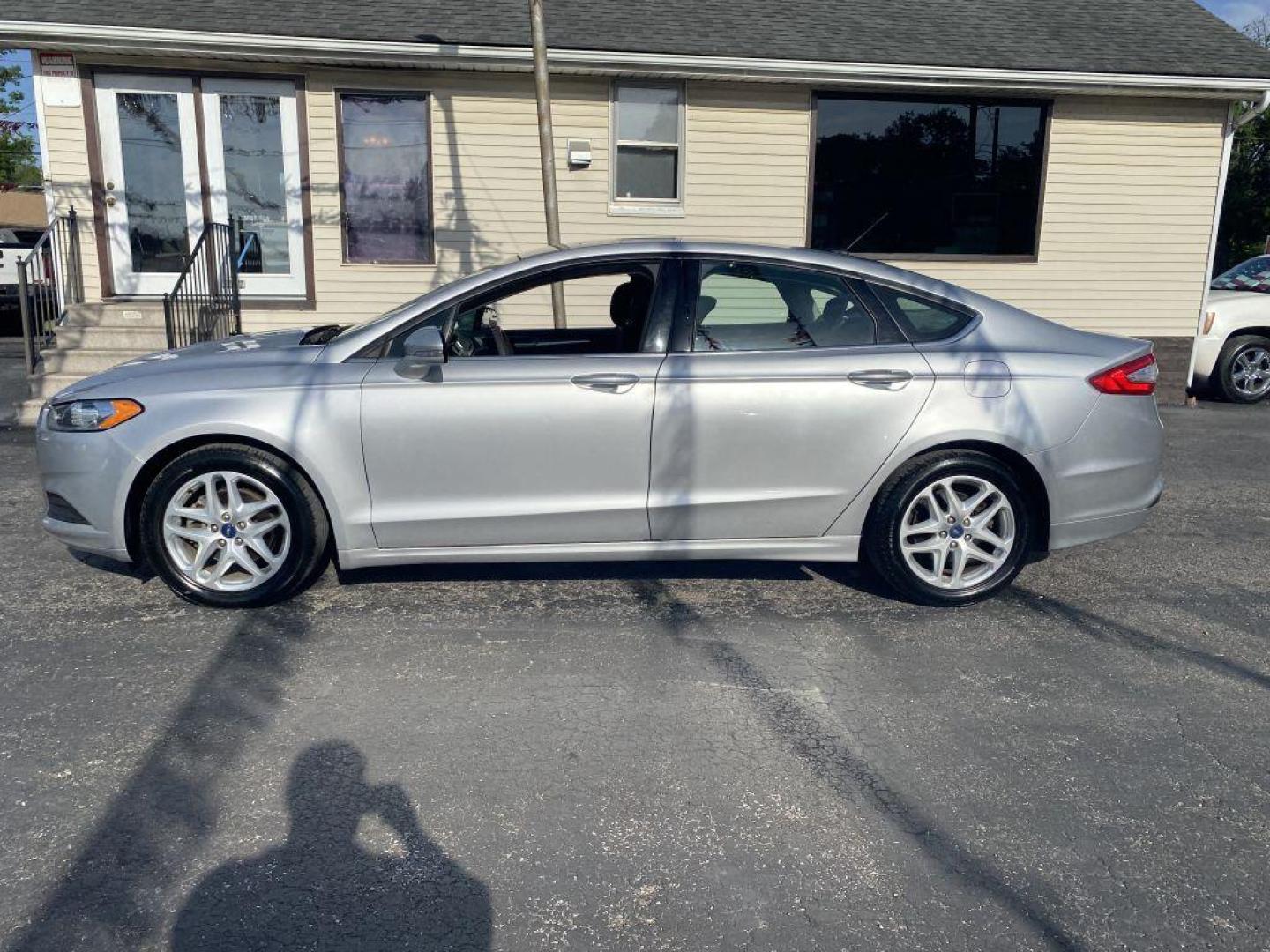 2014 SILVER FORD FUSION SE (1FA6P0H70E5) with an 2.5L engine, Automatic transmission, located at 1056 E Riverside Dr, Evansville, IN, 47714, (812) 423-7026, 37.953491, -87.546654 - Photo#0