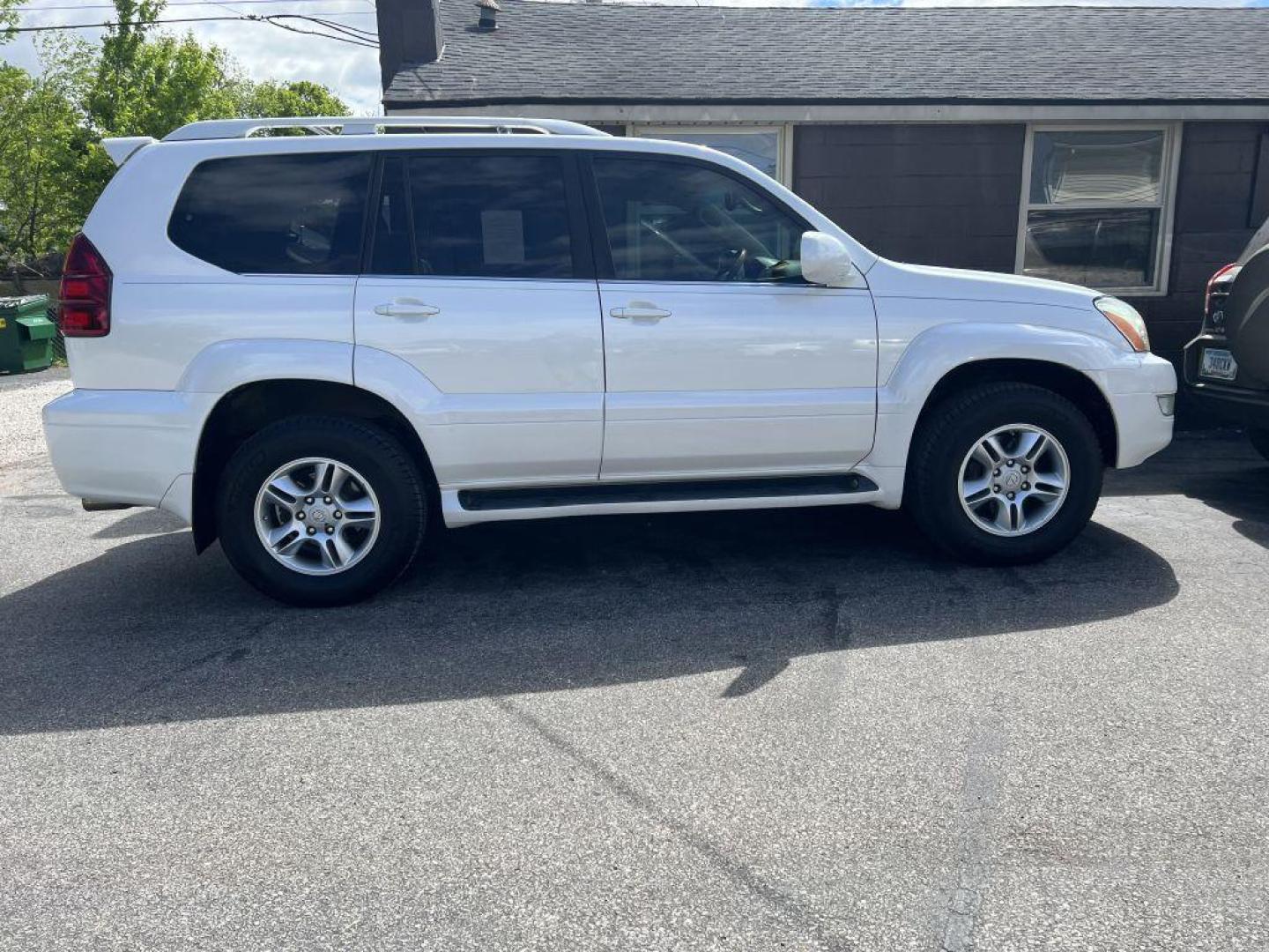 2007 WHITE LEXUS GX 470 (JTJBT20X370) with an 4.7L engine, Automatic transmission, located at 1056 E Riverside Dr, Evansville, IN, 47714, (812) 423-7026, 37.953491, -87.546654 - Photo#0