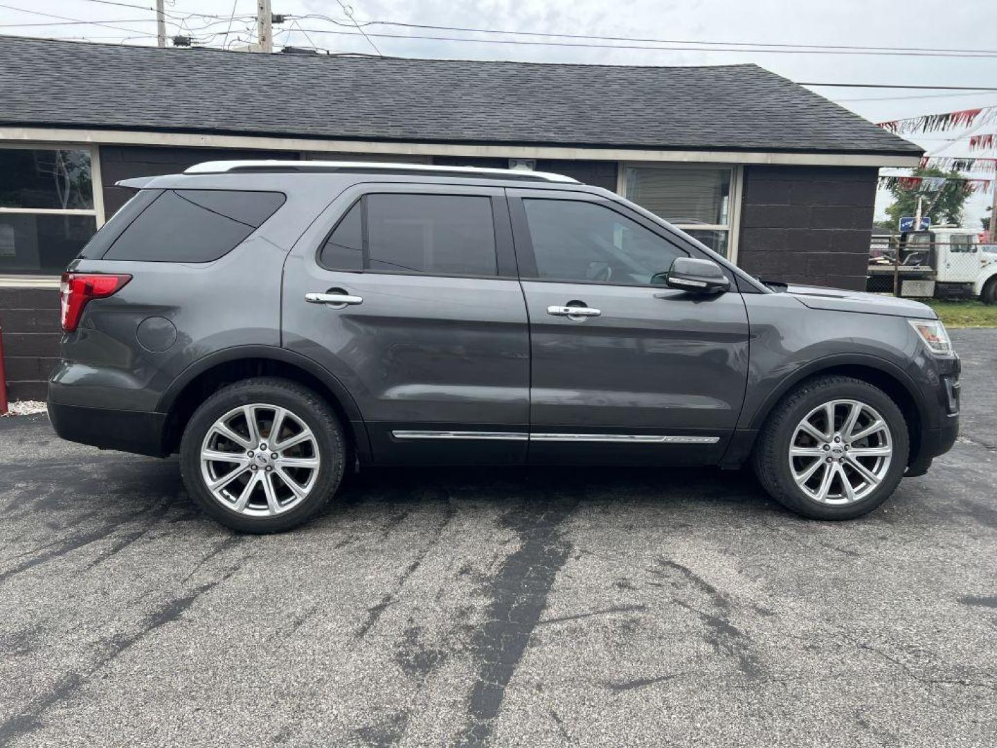 2016 GRAY FORD EXPLORER LIMITED (1FM5K8F89GG) with an 3.5L engine, Automatic transmission, located at 1056 E Riverside Dr, Evansville, IN, 47714, (812) 423-7026, 37.953491, -87.546654 - Photo#0