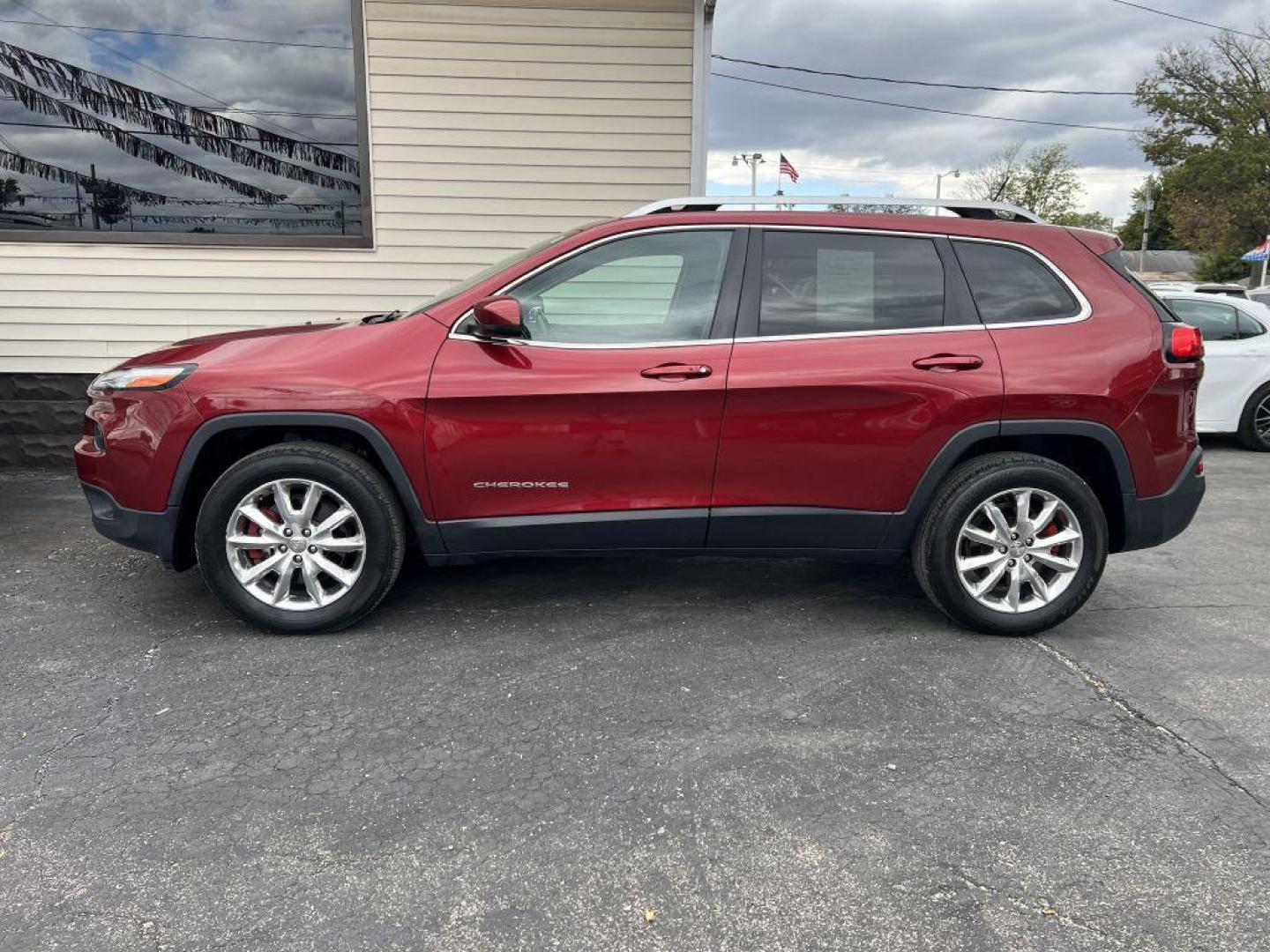 2015 RED JEEP CHEROKEE LIMITED (1C4PJMDB0FW) with an 2.4L engine, Automatic transmission, located at 1056 E Riverside Dr, Evansville, IN, 47714, (812) 423-7026, 37.953491, -87.546654 - Photo#0