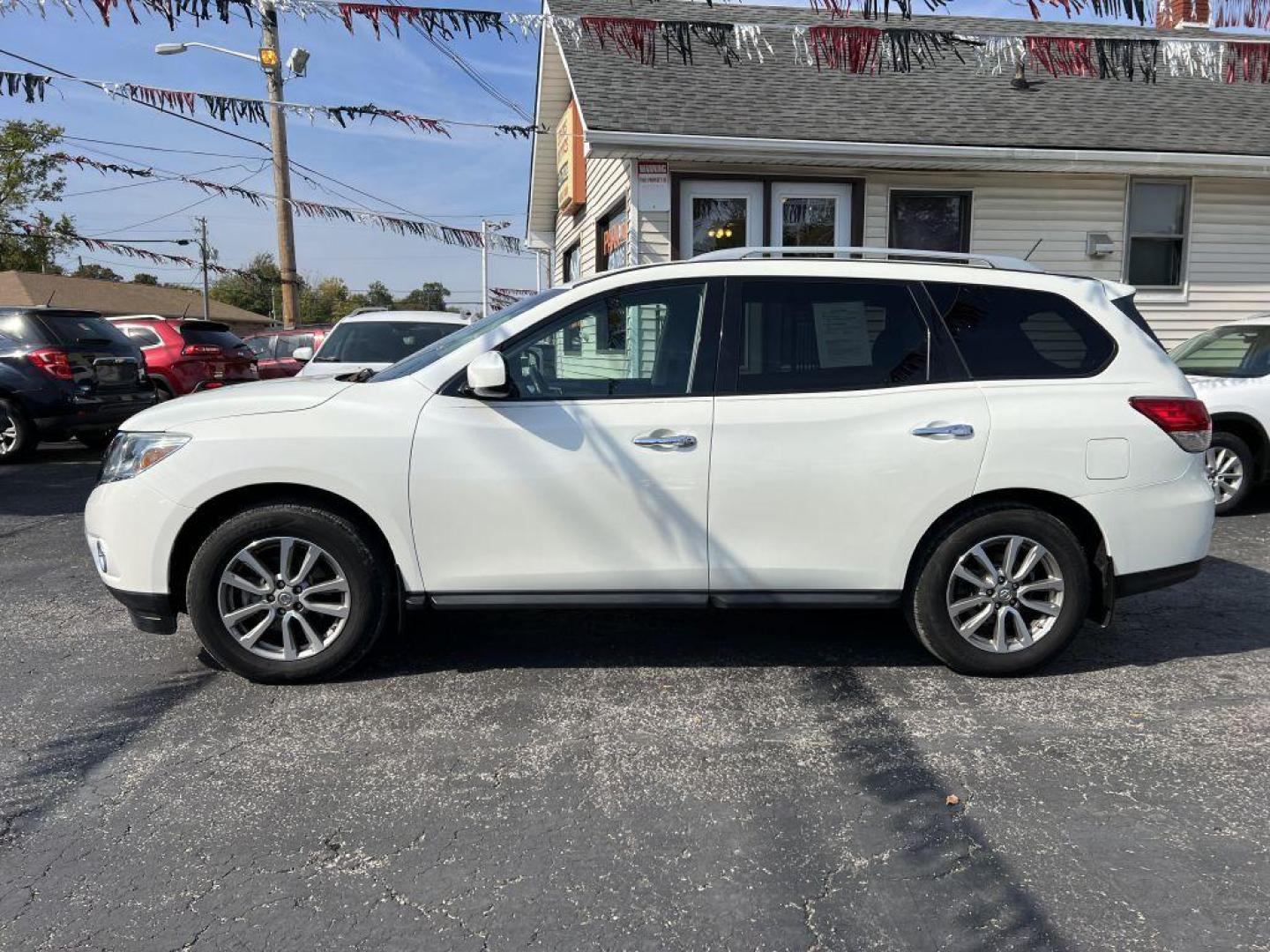 2015 WHITE NISSAN PATHFINDER S (5N1AR2MN1FC) with an 3.5L engine, Continuously Variable transmission, located at 1056 E Riverside Dr, Evansville, IN, 47714, (812) 423-7026, 37.953491, -87.546654 - Photo#0