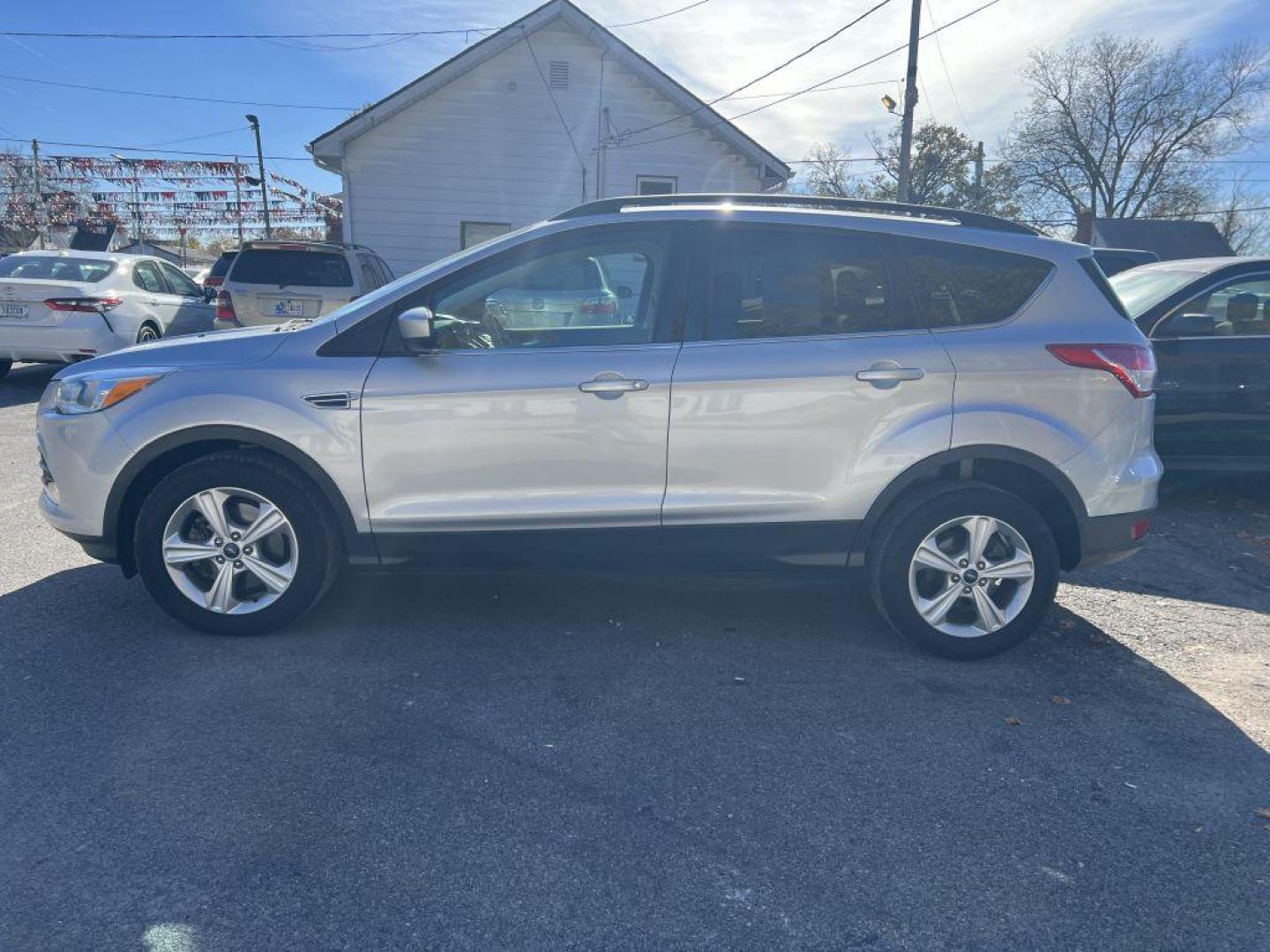 2016 SILVER FORD ESCAPE SE (1FMCU0G90GU) with an 2.0L engine, Automatic transmission, located at 1056 E Riverside Dr, Evansville, IN, 47714, (812) 423-7026, 37.953491, -87.546654 - Photo#0