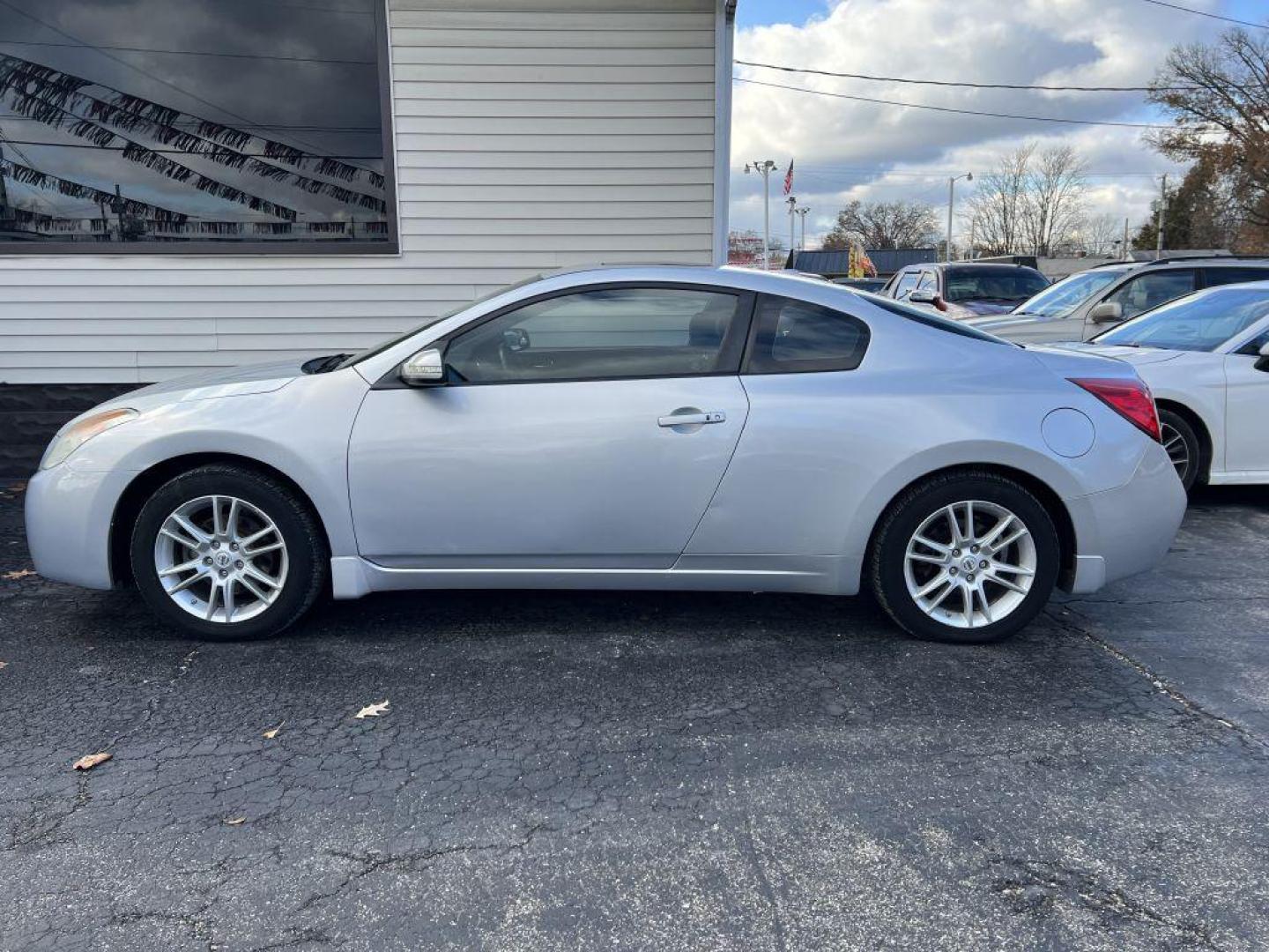 2008 SILVER NISSAN ALTIMA 3.5SE (1N4BL24E38C) with an 3.5L engine, Continuously Variable transmission, located at 1056 E Riverside Dr, Evansville, IN, 47714, (812) 423-7026, 37.953491, -87.546654 - Photo#0