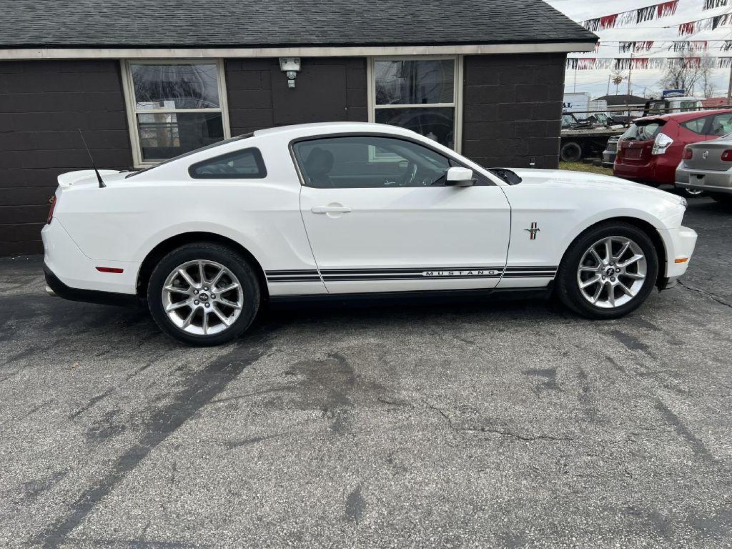 2010 WHITE FORD MUSTANG (1ZVBP8AN1A5) with an 4.0L engine, Automatic transmission, located at 1056 E Riverside Dr, Evansville, IN, 47714, (812) 423-7026, 37.953491, -87.546654 - Photo#0