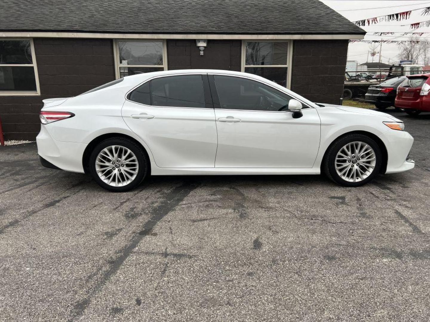 2019 WHITE TOYOTA CAMRY XLE (4T1B11HK8KU) with an 2.5L engine, Automatic transmission, located at 1056 E Riverside Dr, Evansville, IN, 47714, (812) 423-7026, 37.953491, -87.546654 - Photo#0