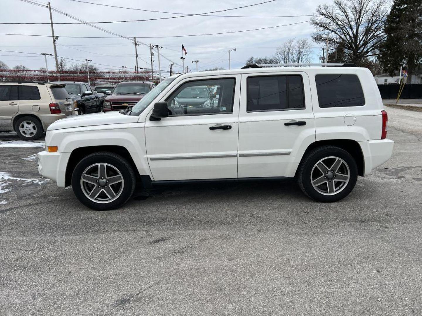 2009 WHITE JEEP PATRIOT LIMITED (1J4FF48B59D) with an 2.4L engine, Continuously Variable transmission, located at 1056 E Riverside Dr, Evansville, IN, 47714, (812) 423-7026, 37.953491, -87.546654 - Photo#0