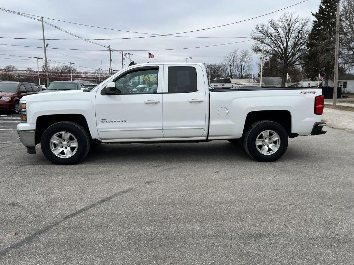 2015 WHITE CHEVROLET SILVERADO 1500 LT (1GCVKREC4FZ) with an 5.3L engine, Automatic transmission, located at 1056 E Riverside Dr, Evansville, IN, 47714, (812) 423-7026, 37.953491, -87.546654 - Photo#0