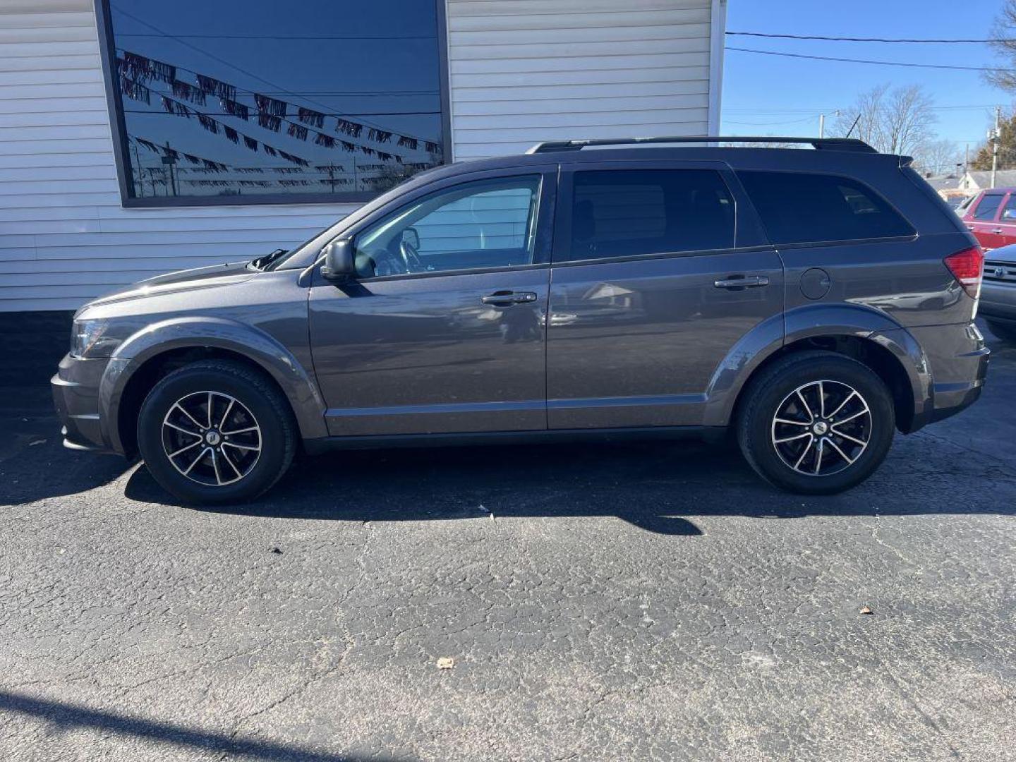 2018 GRAY DODGE JOURNEY SE (3C4PDCAB3JT) with an 2.4L engine, Automatic transmission, located at 1056 E Riverside Dr, Evansville, IN, 47714, (812) 423-7026, 37.953491, -87.546654 - Photo#0