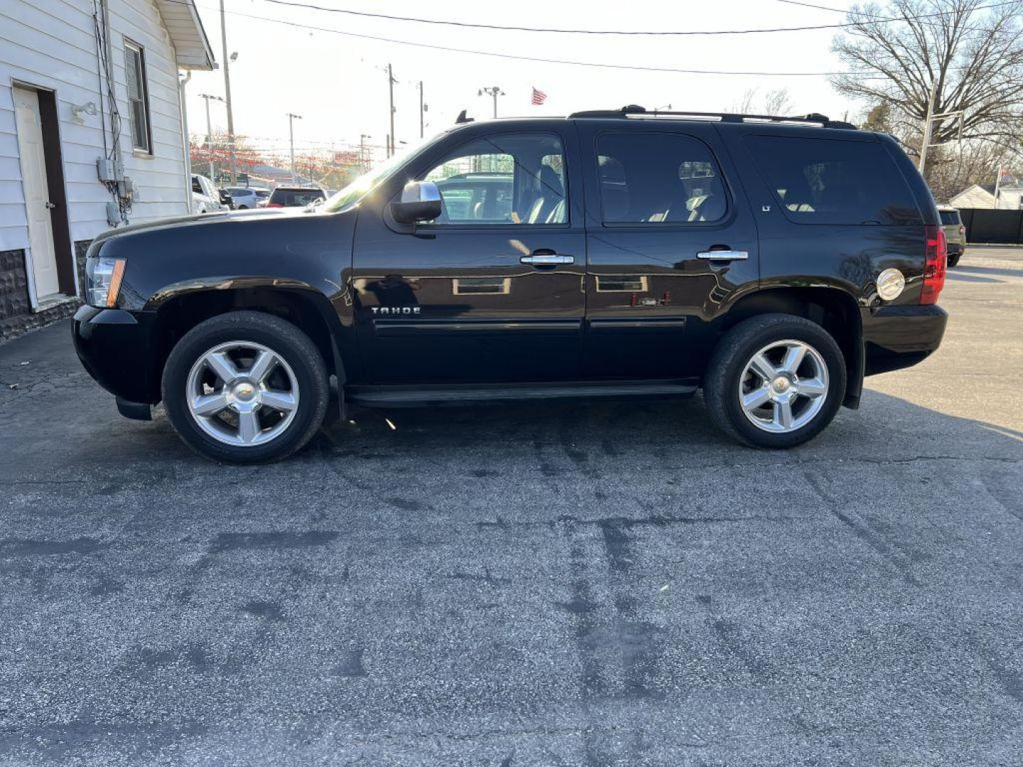 2009 BLACK CHEVROLET TAHOE 1500 LT (1GNFK23039R) with an 5.3L engine, Automatic transmission, located at 1056 E Riverside Dr, Evansville, IN, 47714, (812) 423-7026, 37.953491, -87.546654 - Photo#0