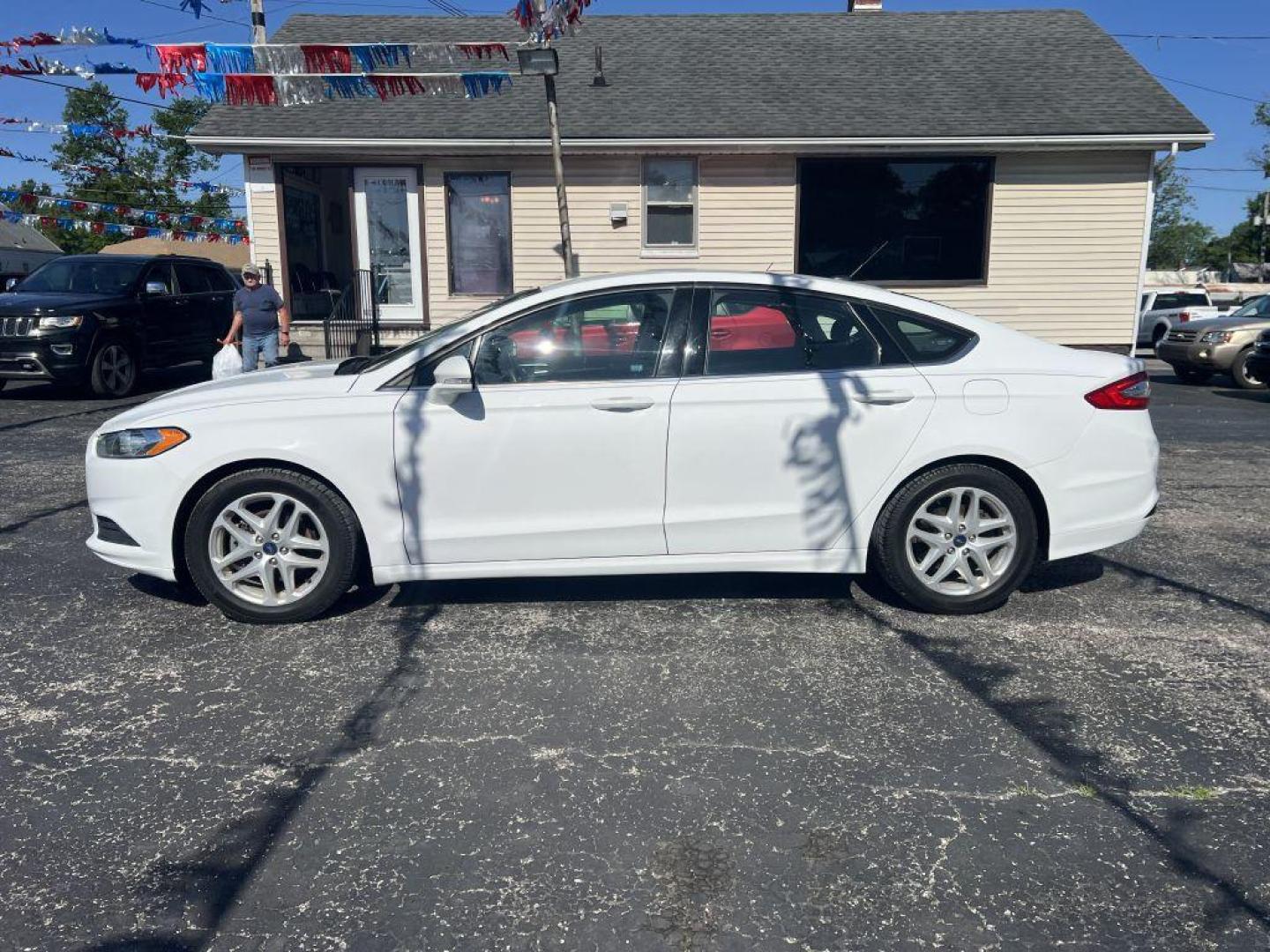 2016 WHITE FORD FUSION SE (1FA6P0H72G5) with an 2.5L engine, Automatic transmission, located at 1056 E Riverside Dr, Evansville, IN, 47714, (812) 423-7026, 37.953491, -87.546654 - Photo#0