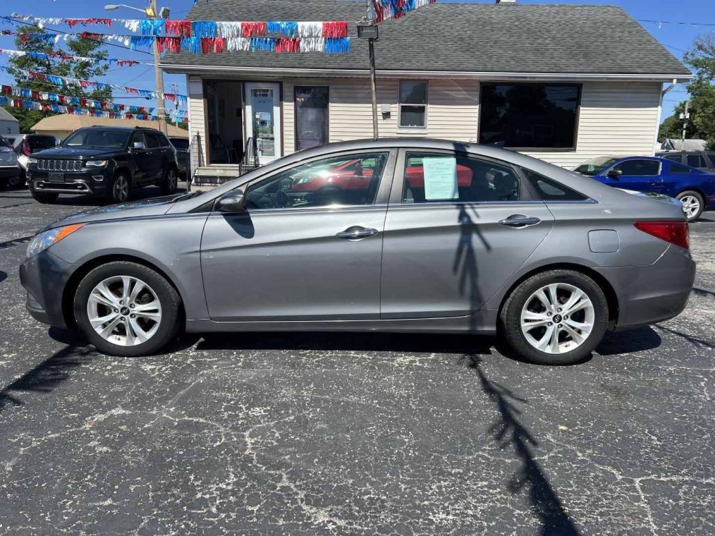 2013 GRAY HYUNDAI SONATA SE (5NPEC4ACXDH) with an 2.4L engine, Automatic transmission, located at 1056 E Riverside Dr, Evansville, IN, 47714, (812) 423-7026, 37.953491, -87.546654 - Photo#0