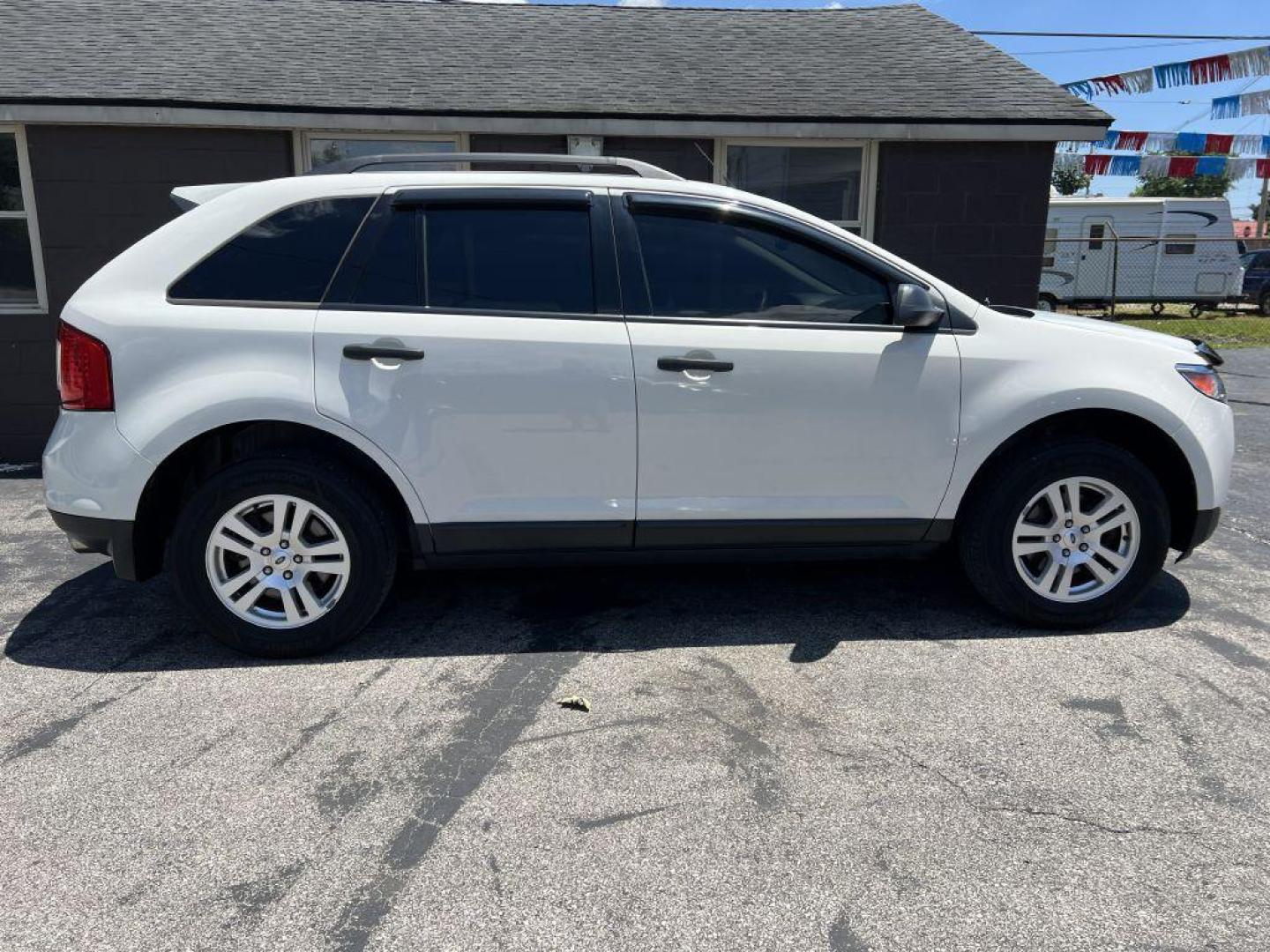 2012 WHITE FORD EDGE SE (2FMDK3GC0CB) with an 3.5L engine, Automatic transmission, located at 1056 E Riverside Dr, Evansville, IN, 47714, (812) 423-7026, 37.953491, -87.546654 - Photo#0