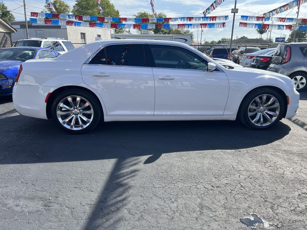 photo of 2018 CHRYSLER 300 TOURING