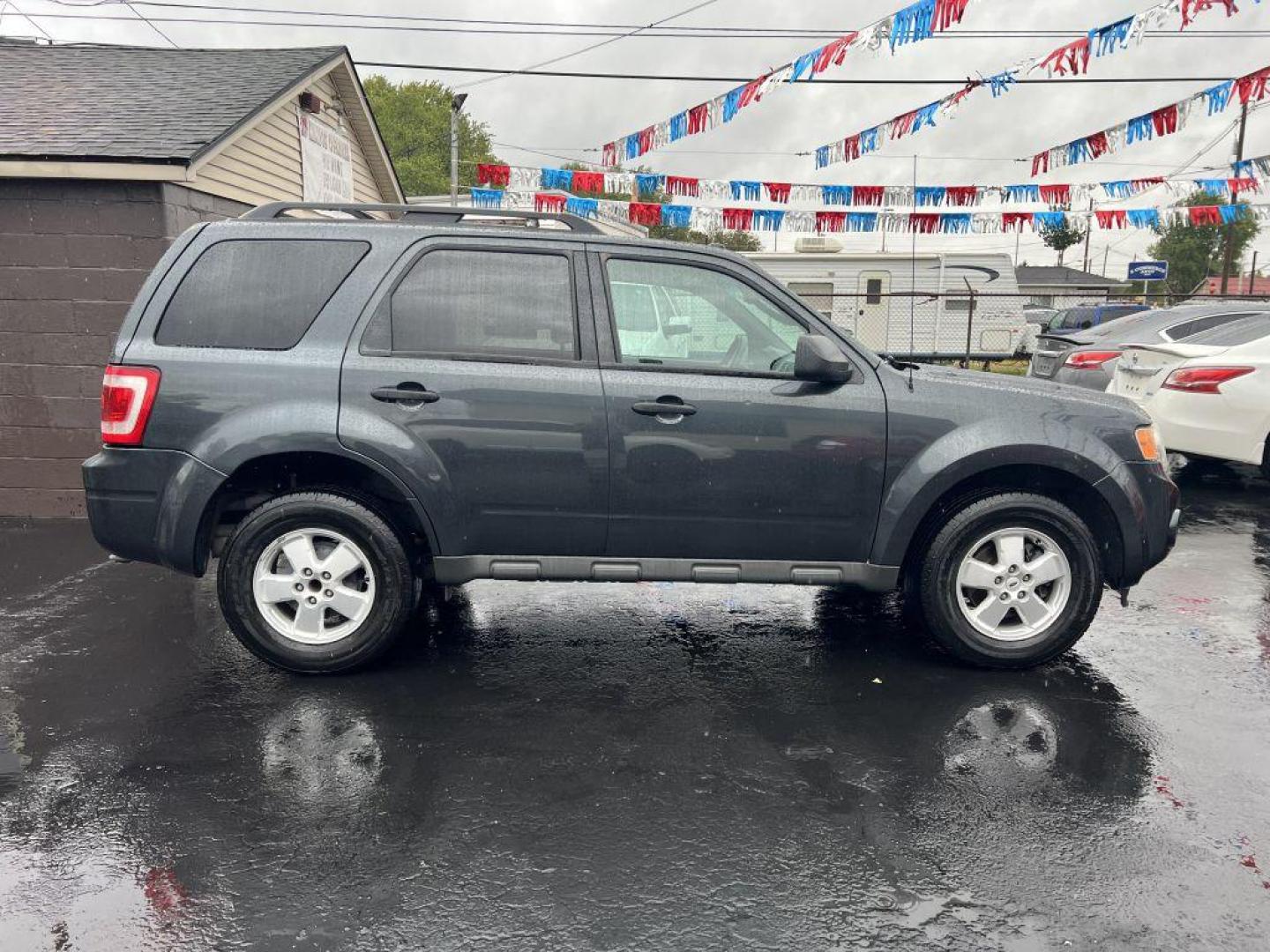 2009 GRAY FORD ESCAPE XLT (1FMCU03G79K) with an 3.0L engine, Automatic transmission, located at 1056 E Riverside Dr, Evansville, IN, 47714, (812) 423-7026, 37.953491, -87.546654 - Photo#0