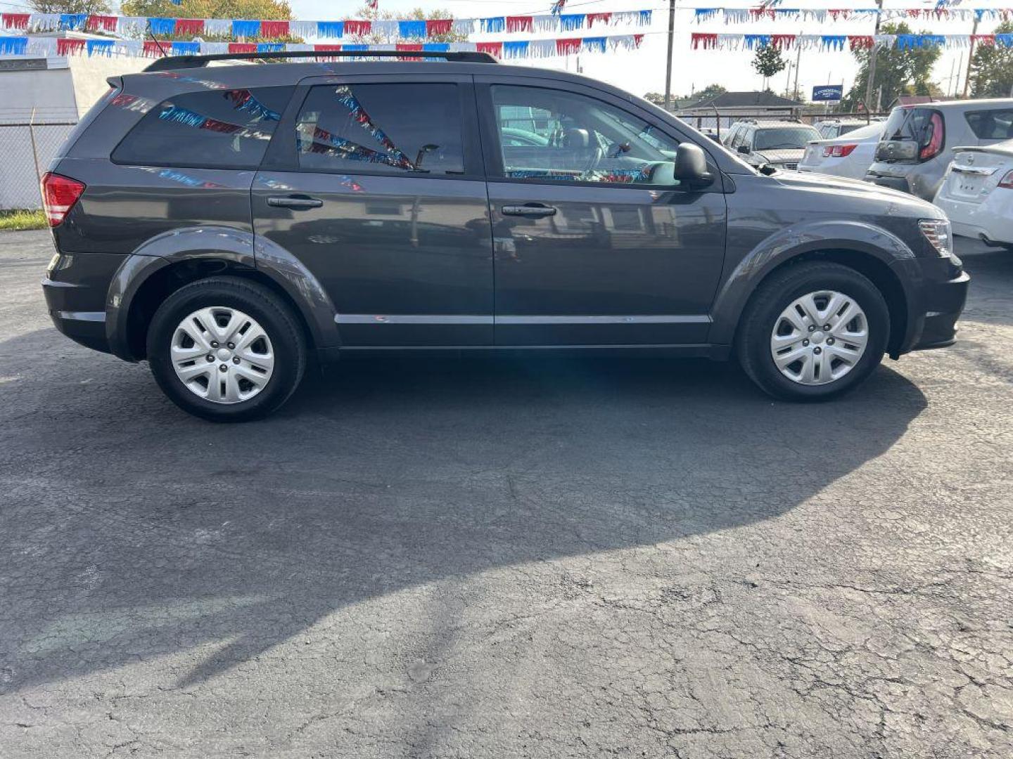 2018 GRAY DODGE JOURNEY SE (3C4PDCAB5JT) with an 2.4L engine, Automatic transmission, located at 1056 E Riverside Dr, Evansville, IN, 47714, (812) 423-7026, 37.953491, -87.546654 - Photo#0