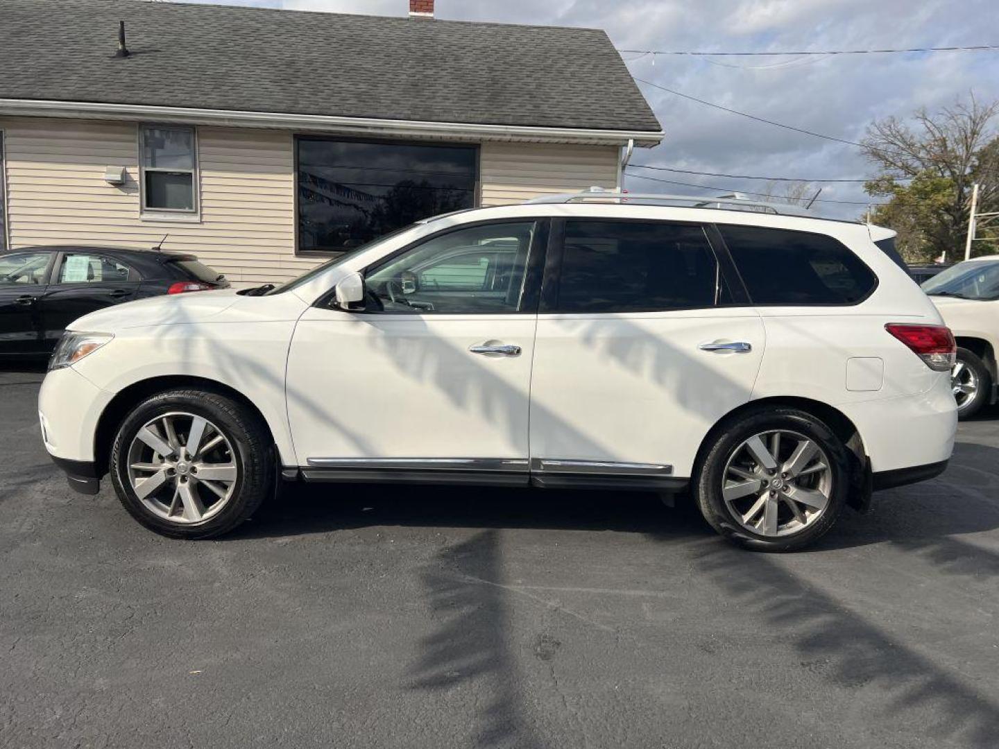 2014 WHITE NISSAN PATHFINDER S (5N1AR2MM3EC) with an 3.5L engine, Continuously Variable transmission, located at 1056 E Riverside Dr, Evansville, IN, 47714, (812) 423-7026, 37.953491, -87.546654 - Photo#0