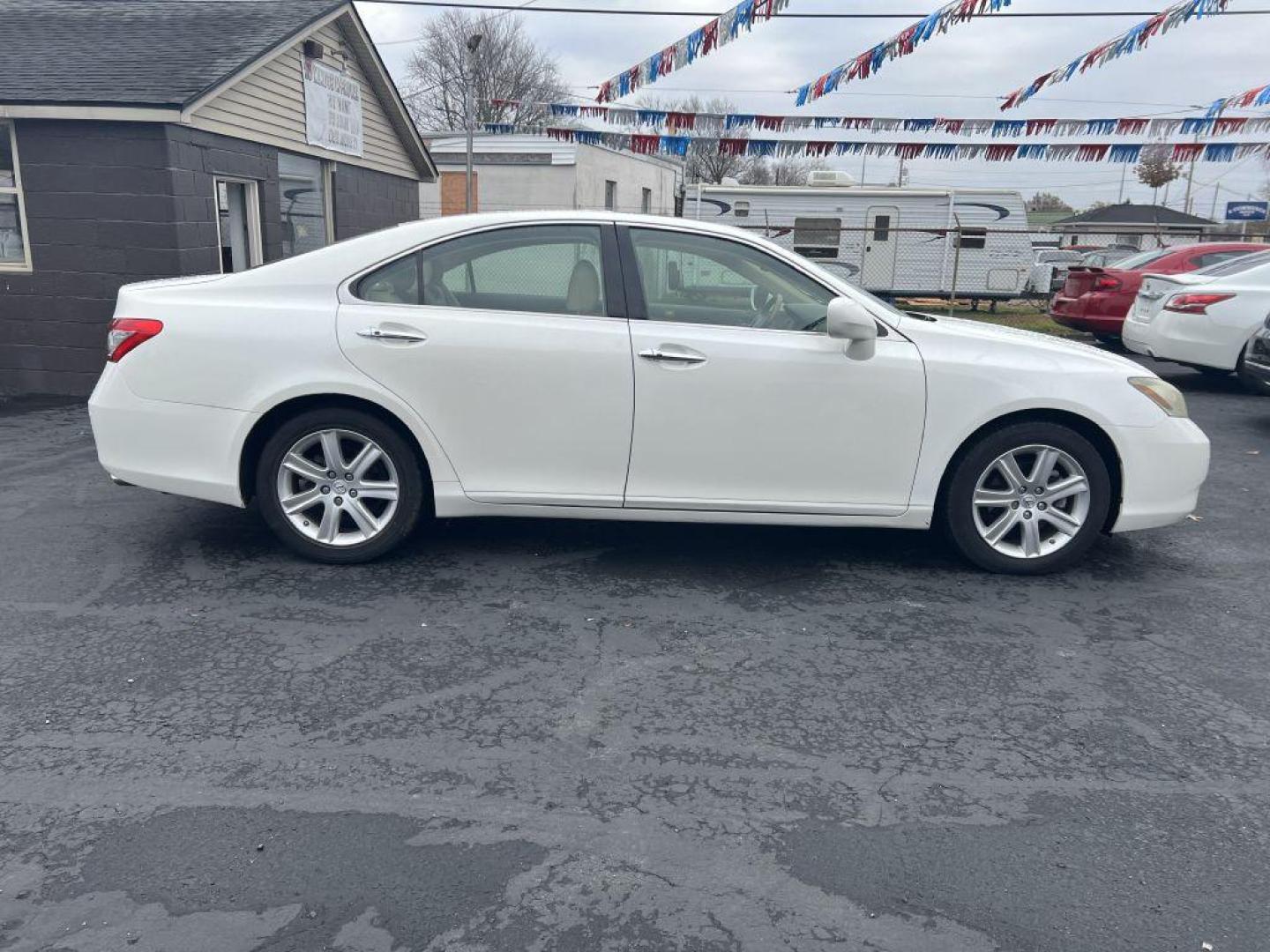 2007 WHITE LEXUS ES 350 (JTHBJ46GX72) with an 3.5L engine, Automatic transmission, located at 1056 E Riverside Dr, Evansville, IN, 47714, (812) 423-7026, 37.953491, -87.546654 - Photo#0