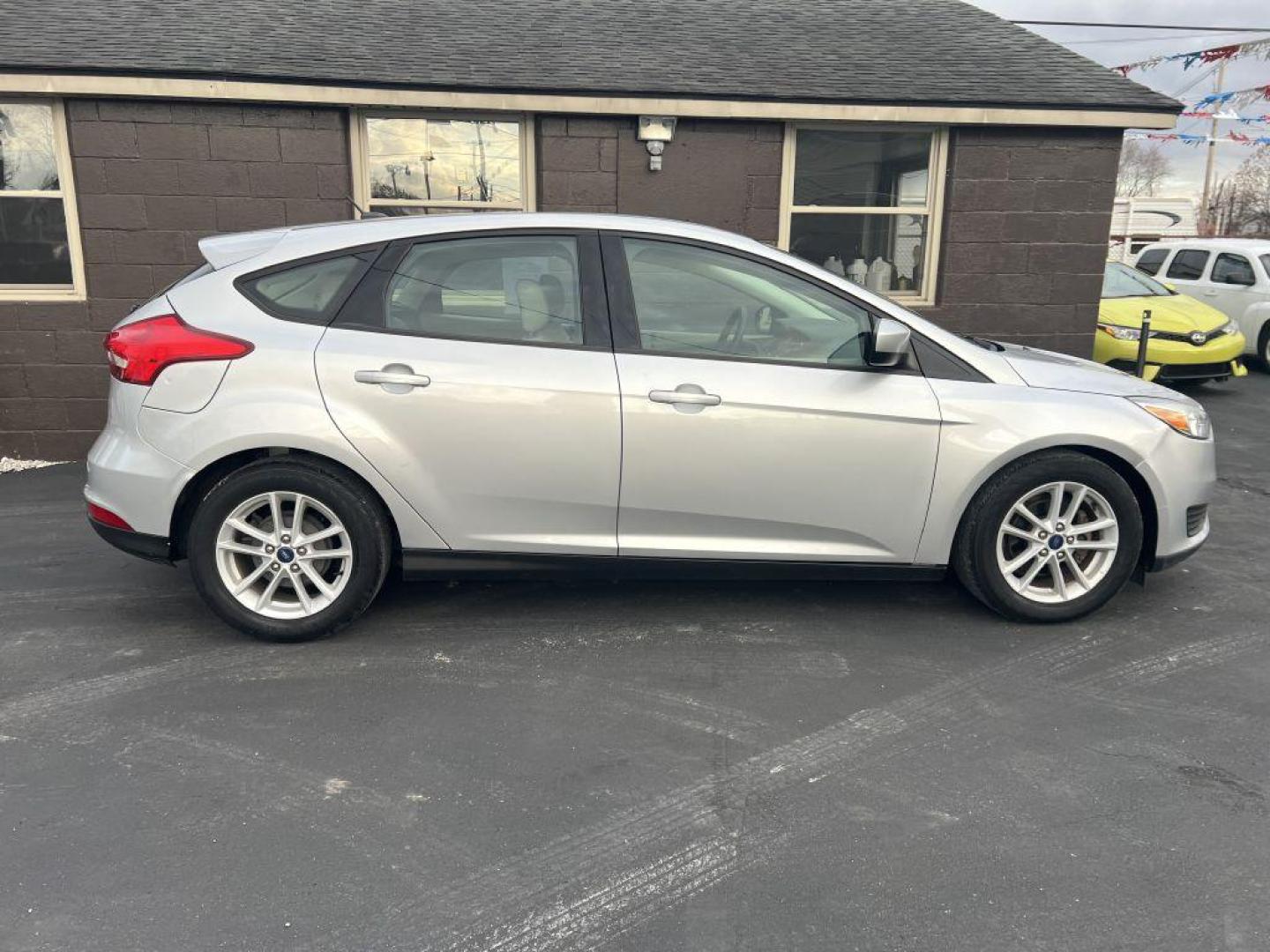 2018 SILVER FORD FOCUS SE (1FADP3K22JL) with an 2.0L engine, Automatic transmission, located at 1056 E Riverside Dr, Evansville, IN, 47714, (812) 423-7026, 37.953491, -87.546654 - Photo#0