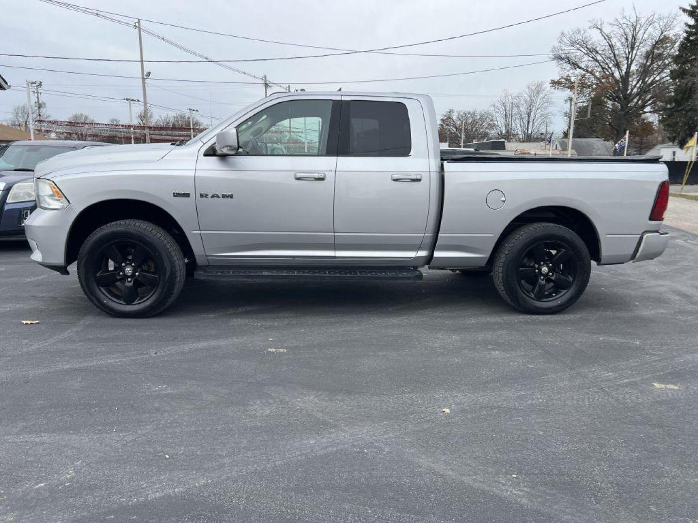 2009 SILVER DODGE RAM 1500 (1D3HV18T19S) with an 5.7L engine, Automatic transmission, located at 1056 E Riverside Dr, Evansville, IN, 47714, (812) 423-7026, 37.953491, -87.546654 - Photo#0